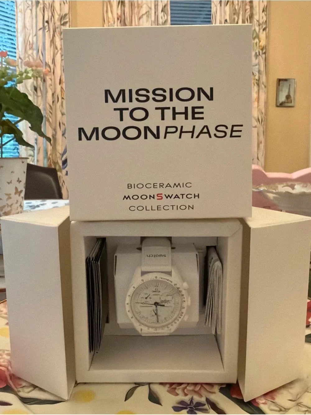 Omega x Swatch key features